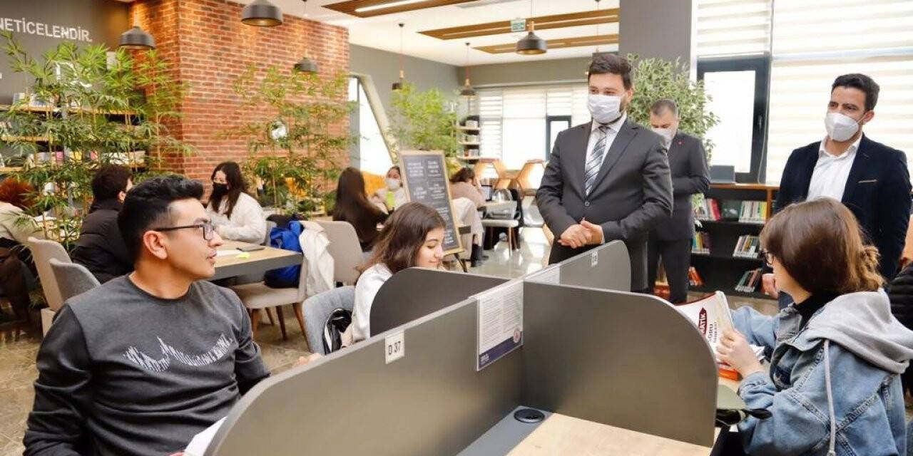 Öğrenciler kafede değil, kıraathanede buluşuyor