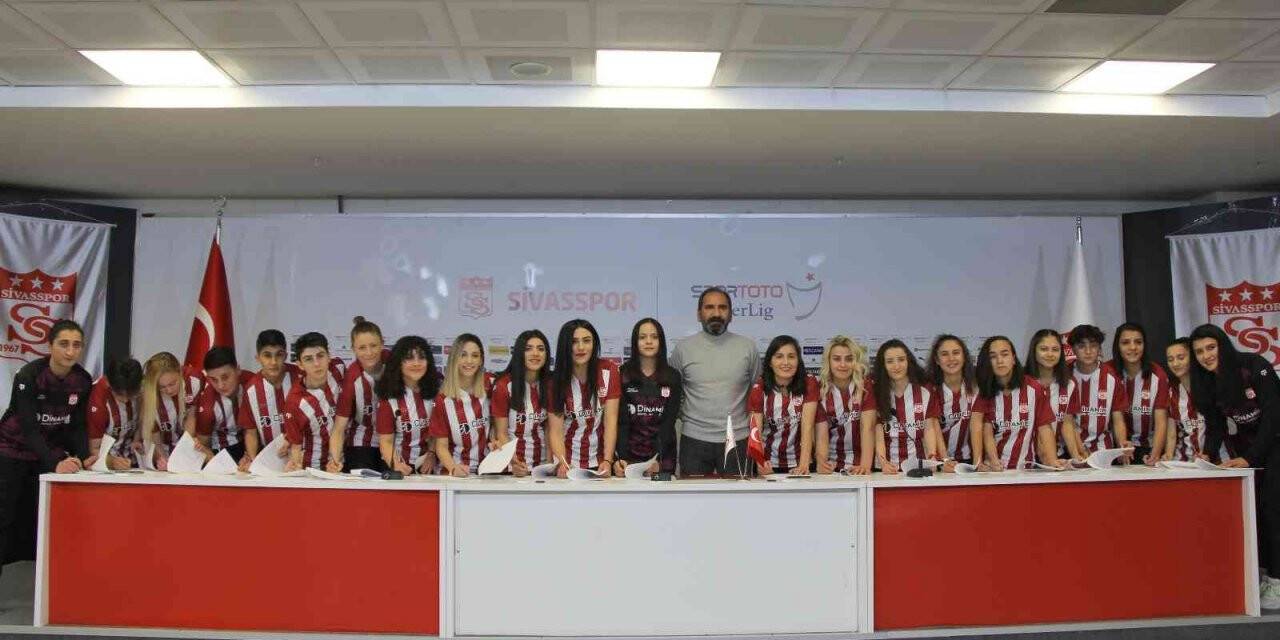 Sivasspor Kadın Futbol Takımı’nda 25 imza birden