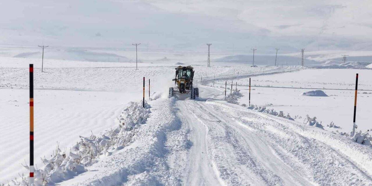 Van Büyükşehir Belediyesinin karla mücadele çalışmaları sürüyor
