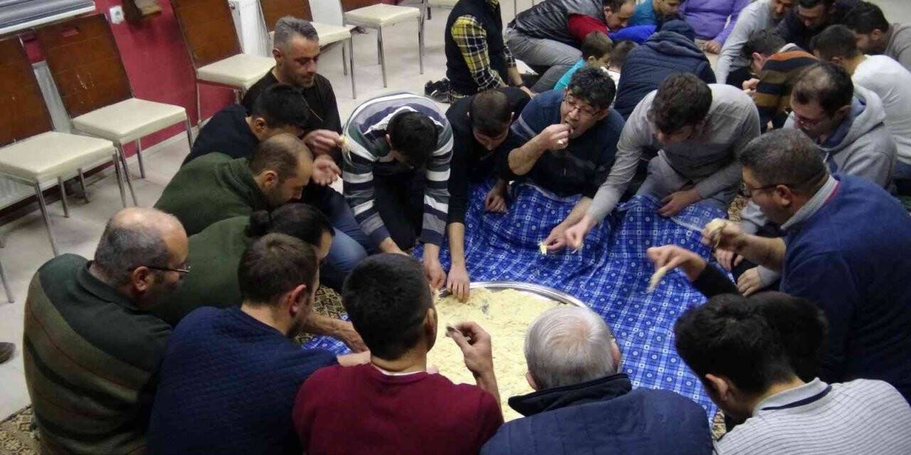 Soğuk kış gecelerinde muhabbetler tel helva ile tatlanıyor