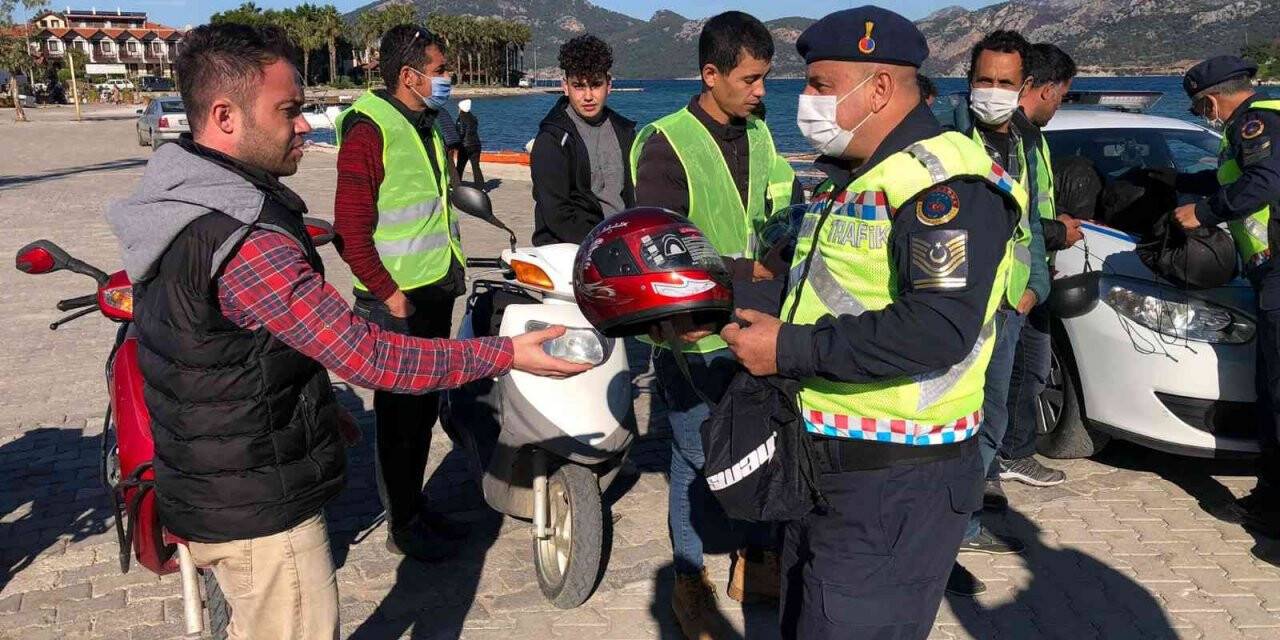 Jandarma Trafik Timleri hem denetim yaptı hem de kask ve yelek dağıttı