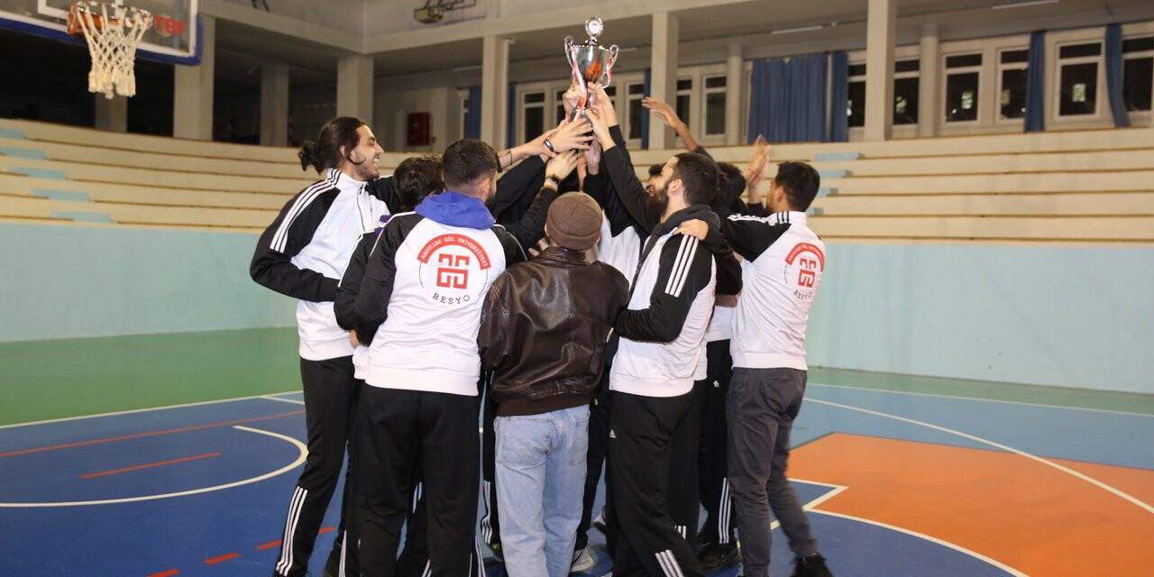 AGÜ Erkek Basket Takımı Yenilgisiz Şampiyon