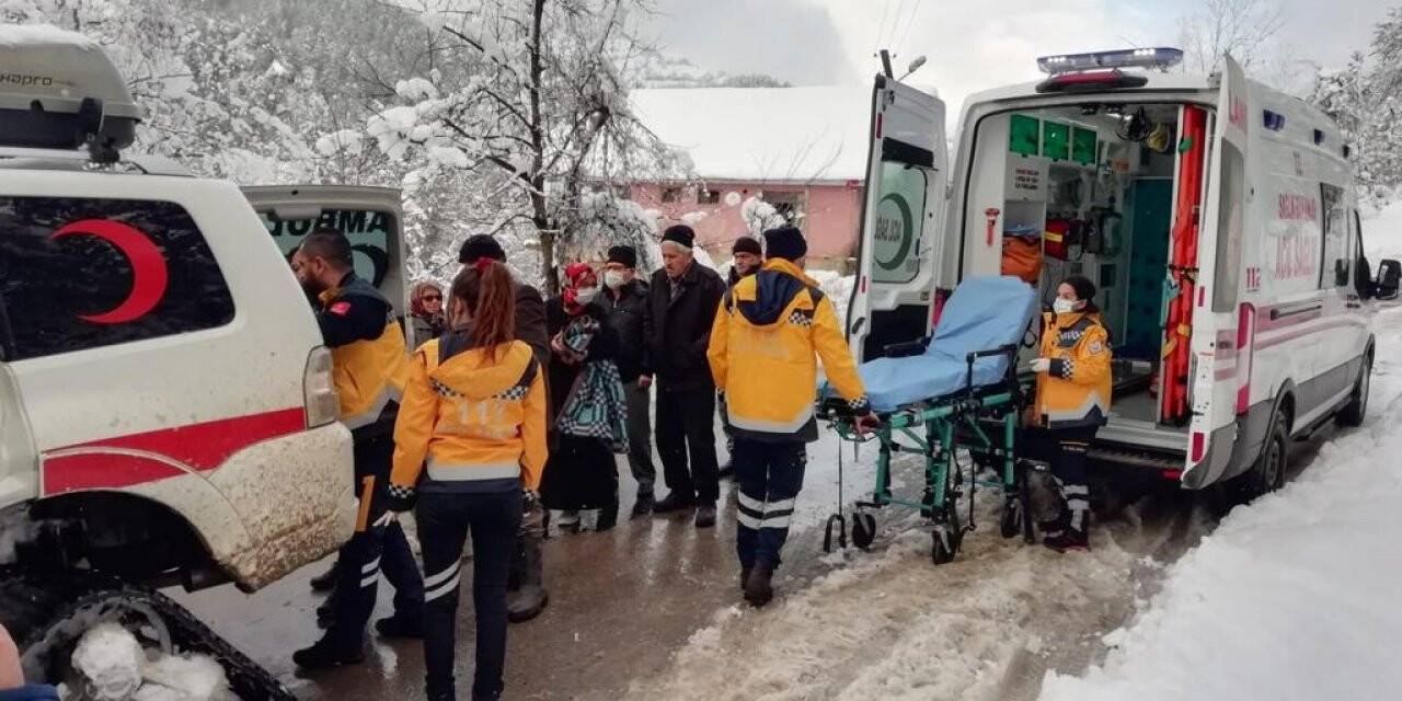 Yaşlı hastaya paletli ambulansla ulaşıldı