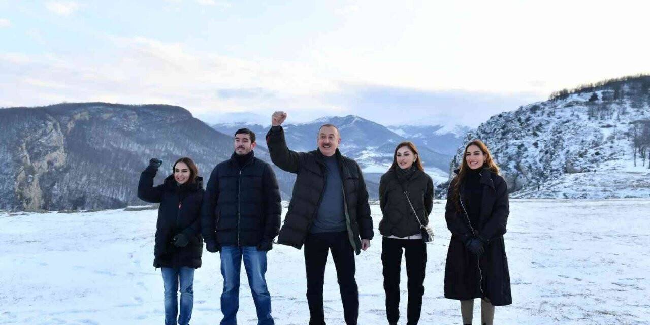 Aliyev: “Şuşa dahil işgal altındaki topraklarda bir gün Azerbaycan bayrağı dalgalanacak dedim ve şehitlerimiz pahasına bu mübarek günü yaşadık”