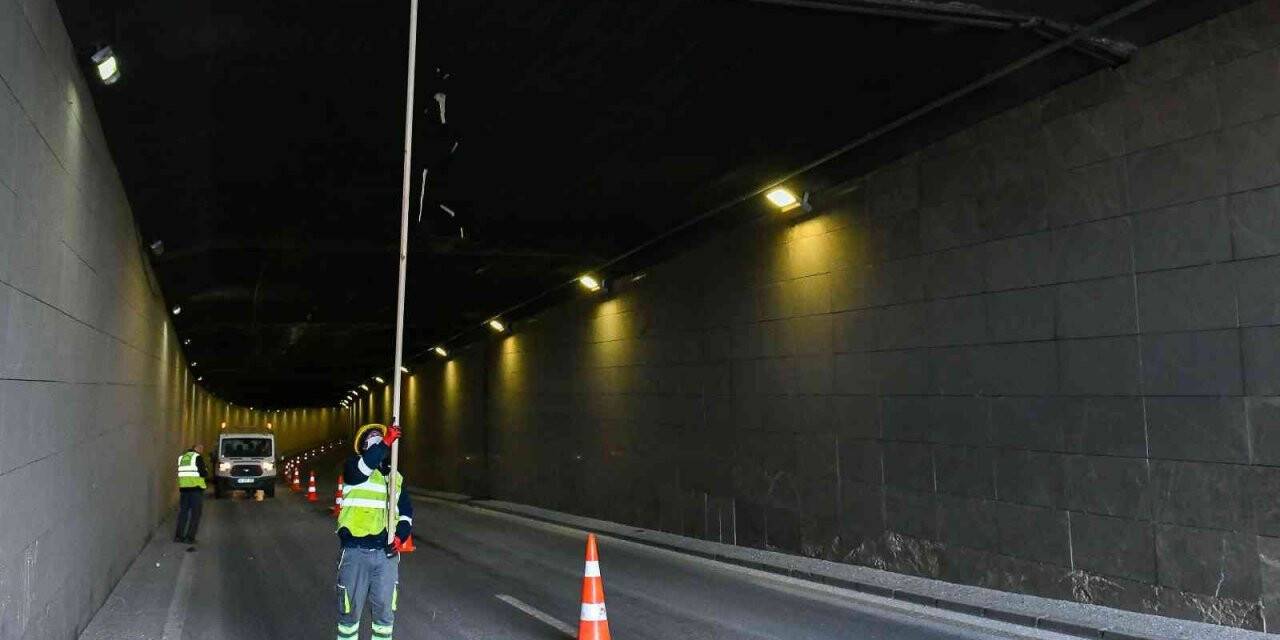 Ankara Büyükşehir ekiplerinin buz sarkıtlarıyla mücadelesi