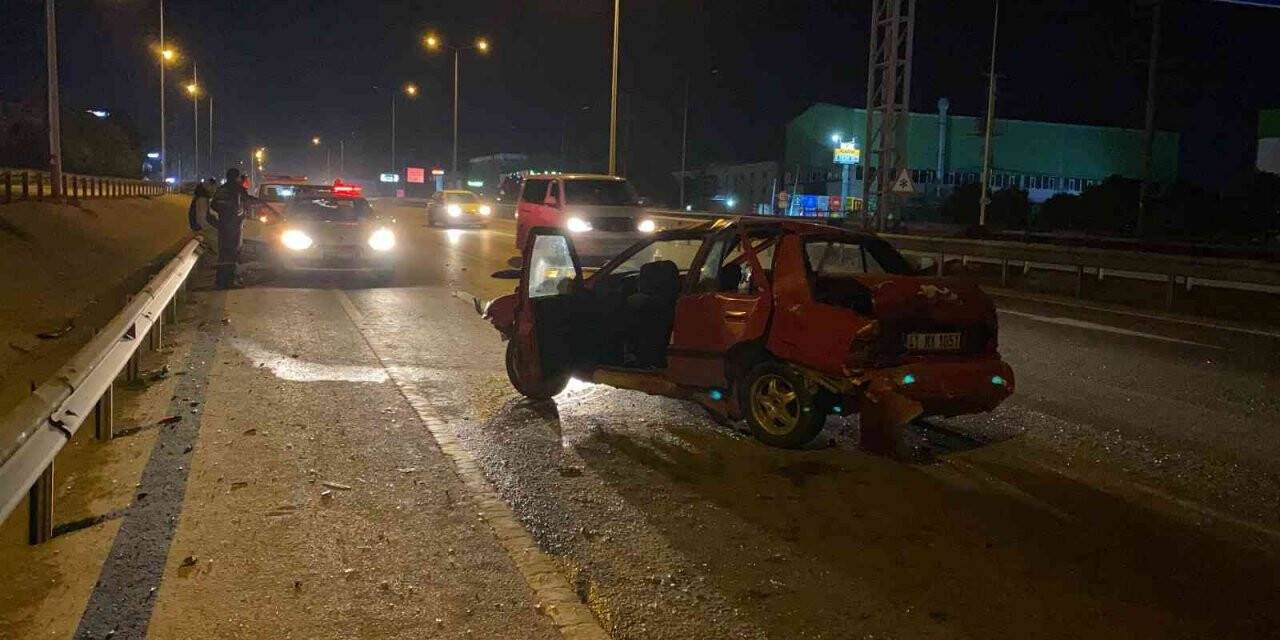 D-100’de bariyere çarpan otomobildeki 5 kişi yaralandı