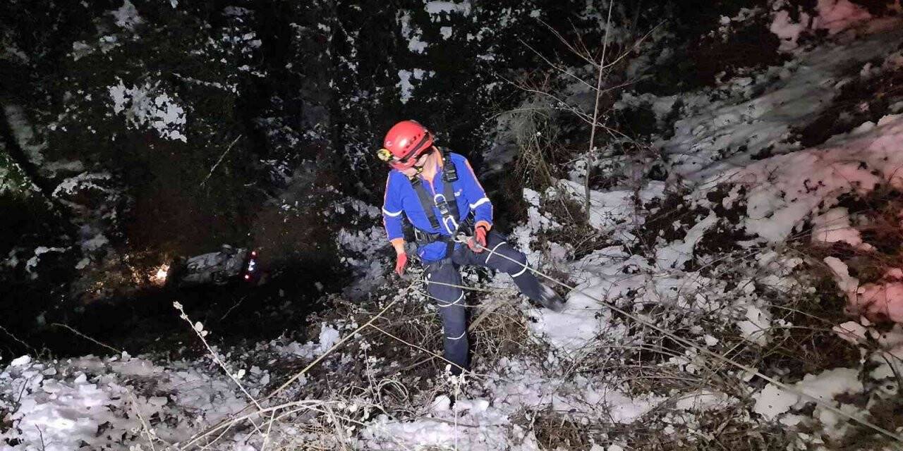Yoldan çıkan otomobil 30 metrelik uçuruma yuvarlandı: 2 ölü