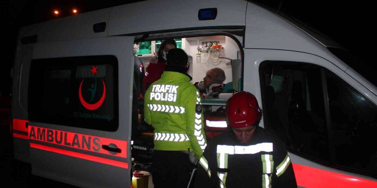 Alaşehir’de iki otomobil çarpıştı: 8 yaralı