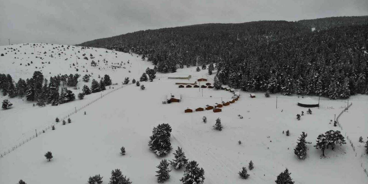 Karla kaplanan ve kartpostallık manzaraya bürünen Dumanlı Tabiat Parkı, havadan görüntülendi