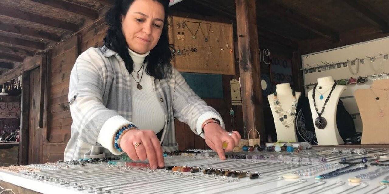 Ev hanımları yaptıkları ürünlerle Seyyid Battal Gazi Külliyesi ve Türbesi’ne renk katıyor