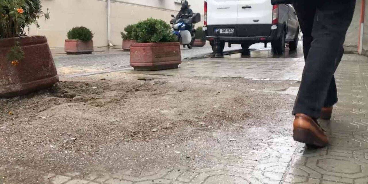 İnşaat artığı kum yığını 5 aydır temizlenmeyi bekliyor