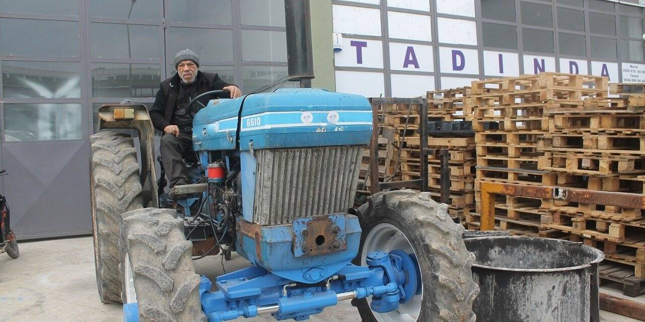 Motor ustası düz traktörü 4x4 hâline getiriyor