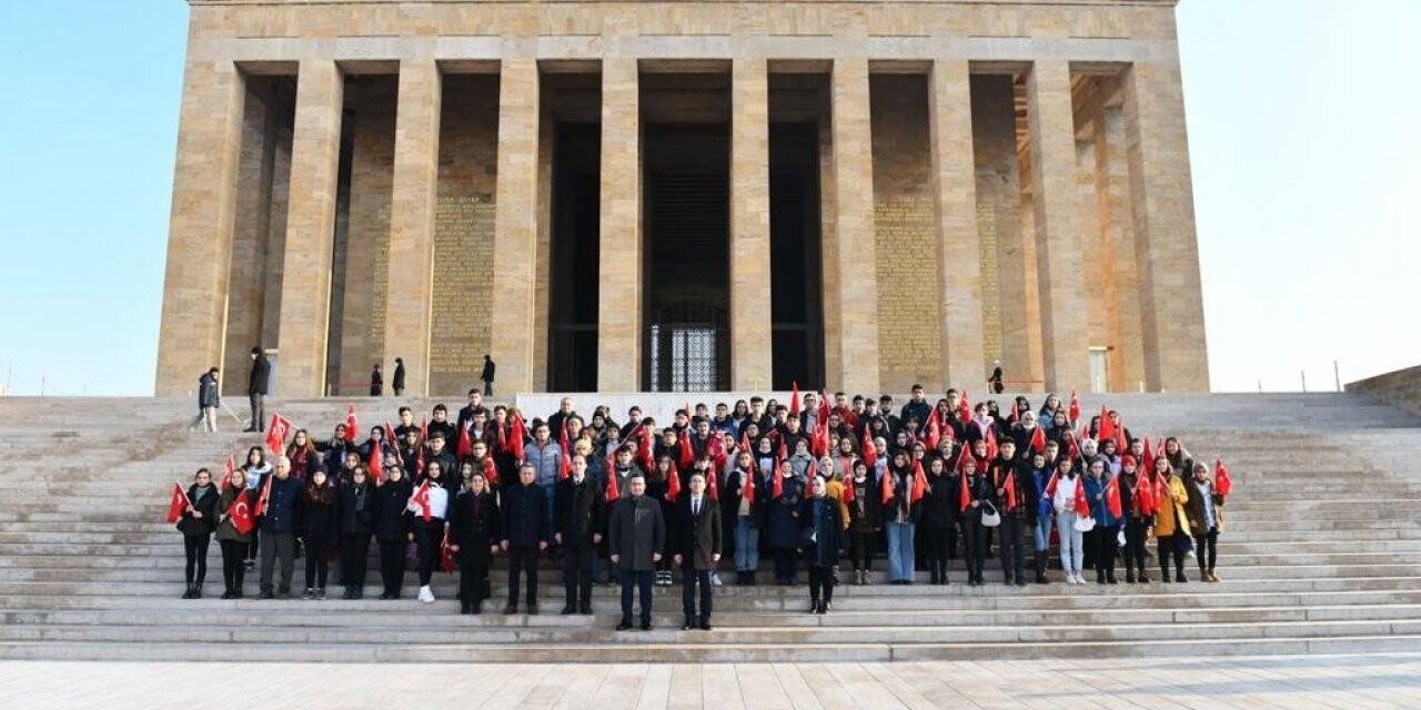 Başkan Kanar 99 öğrenci ile Ata’nın huzuruna çıktı