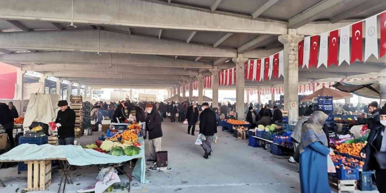 Altıntaş’ta modern Kapalı Pazar Yeri hizmete girdi
