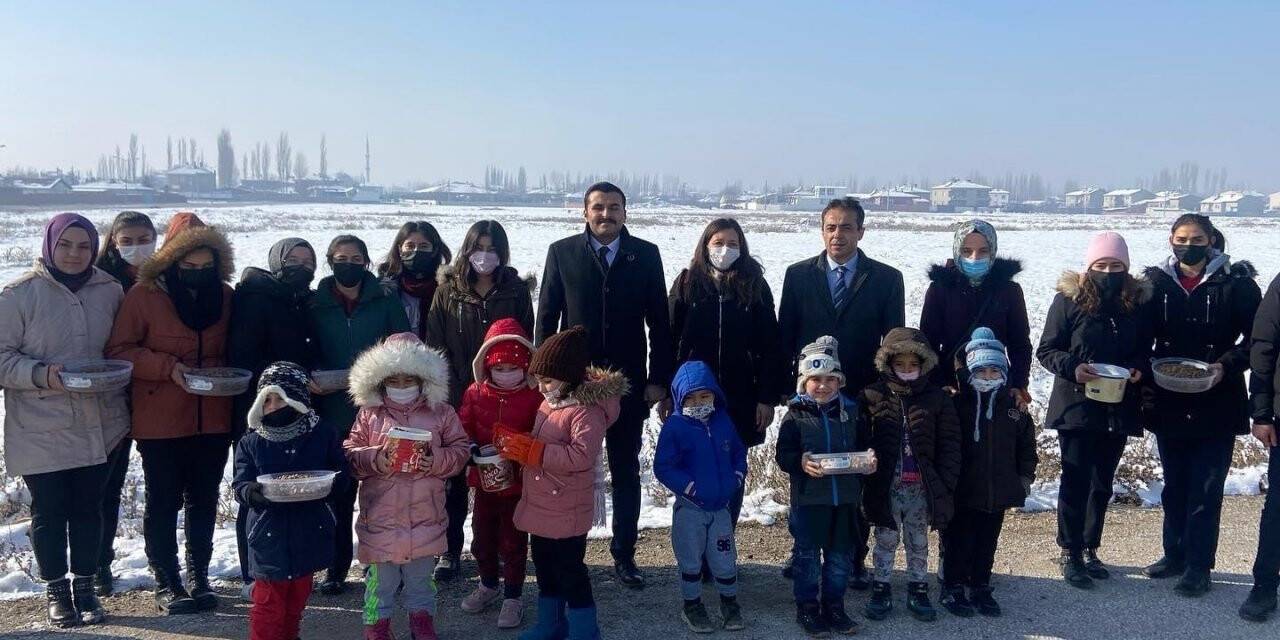 Çobanlar’da minik dostlar, minik ellerle beslendi