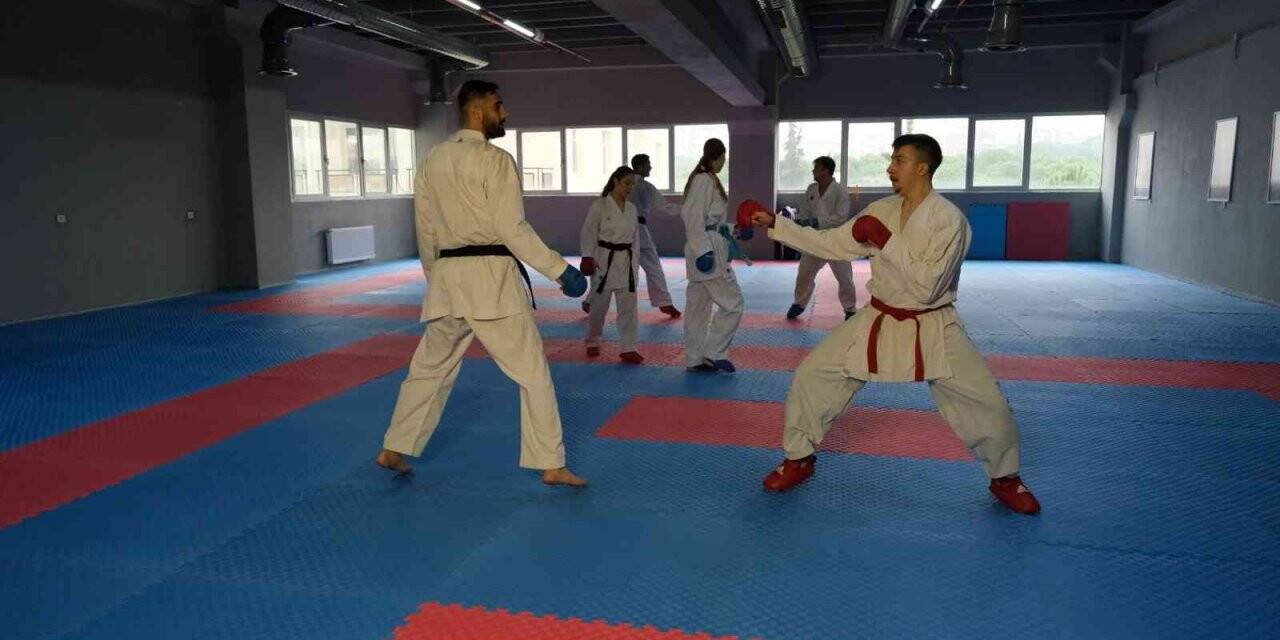 Geleceğin karate antrenörleri bilimsel yöntemlerle yetiştiriliyor