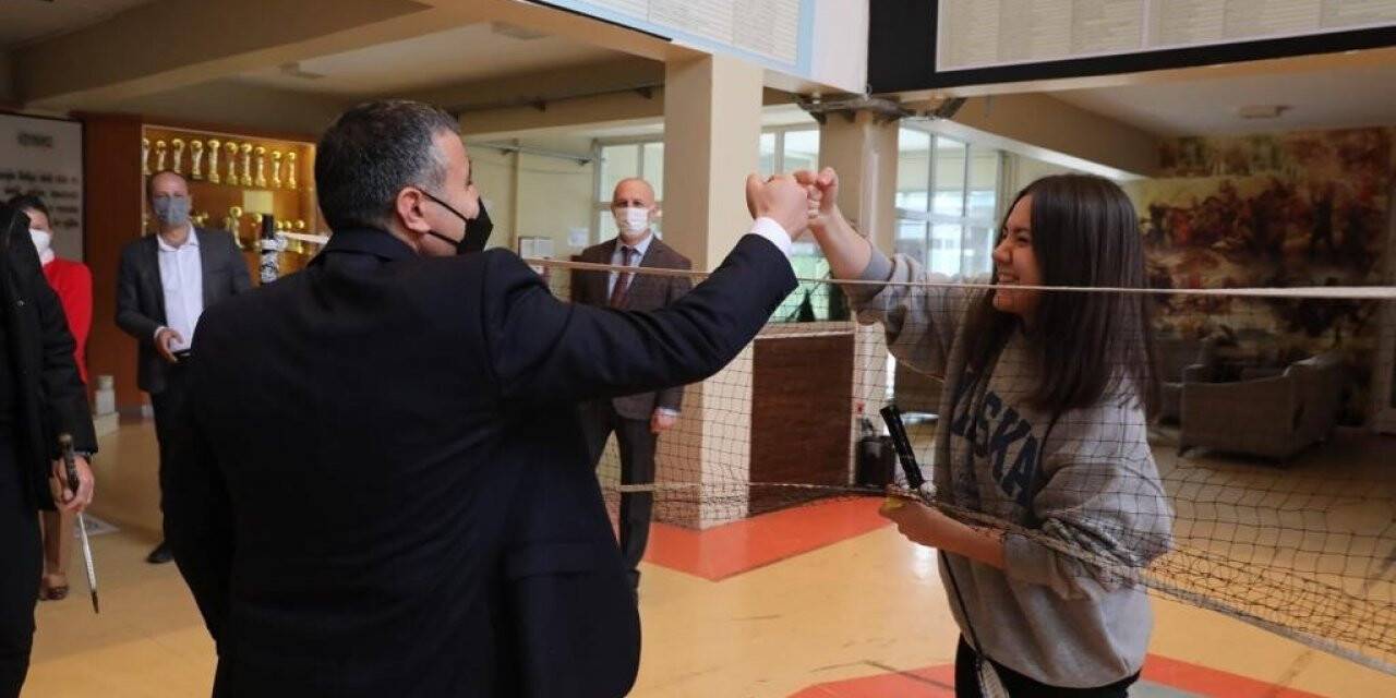 Vali Atay, öğrencilerle badminton oynadı