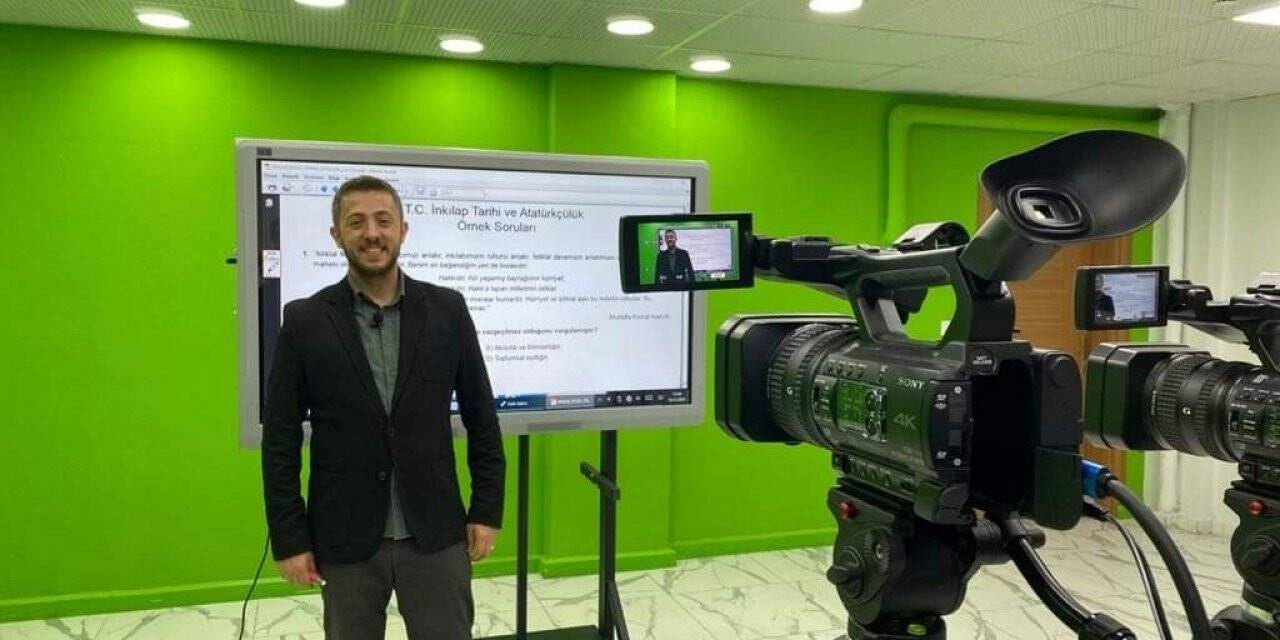 Öğrtmenler, öğrenciler için kamera karşısına geçti