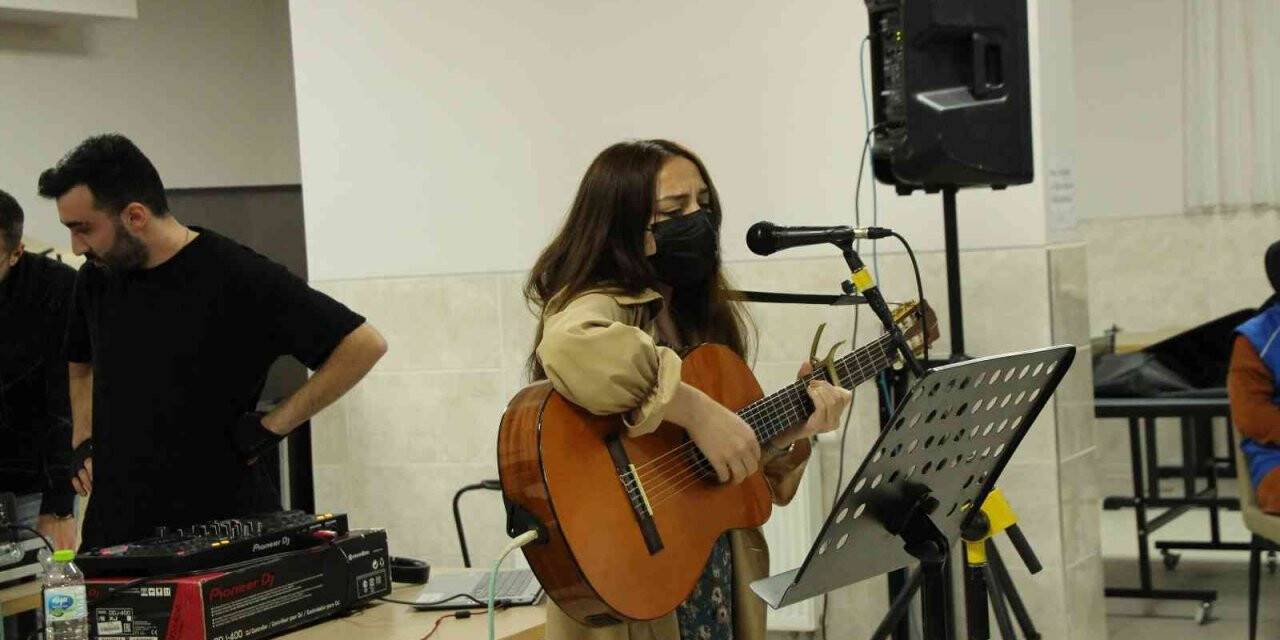 Biz bize moral akşamları devam ediyor