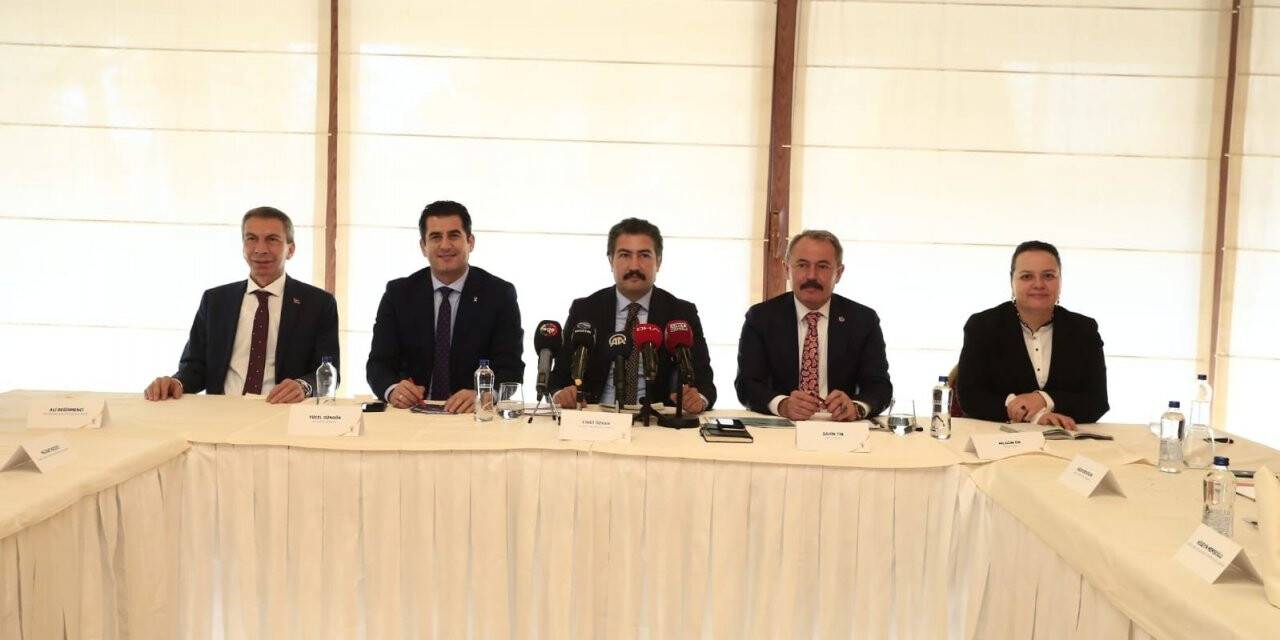 Denizli’de AK Parti Türkiye’nin yeni ekonomi modeli için Oda ve STK’larla buluştu