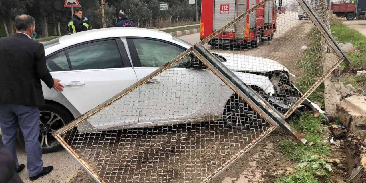 Direksiyon hakimiyetini kaybeden sürücü duvara çarptı: 1 yaralı