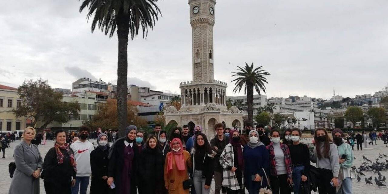 İzmir Büyükşehir Belediyesi kent turlarıyla gençlerin İzmir’i tanımalarını sağlıyor