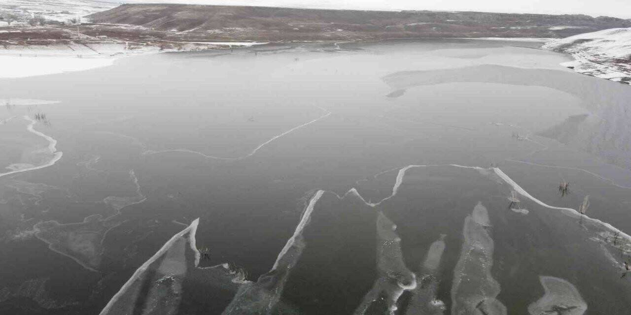 Kars’ın soğuğu bir günde baraj dondurdu