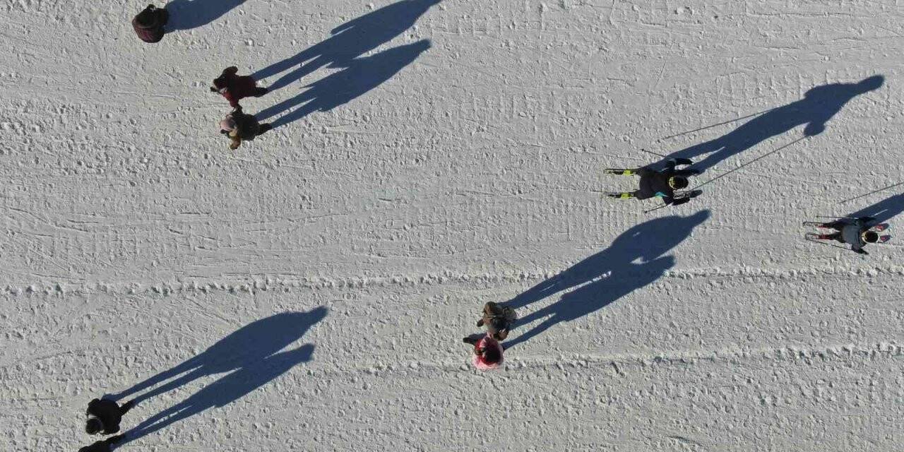 Erciyes’te sezon açıldı, kayakseverler pistlere koştu