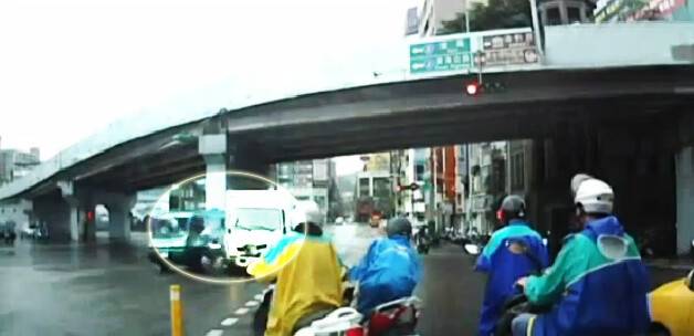 Motosiklet sürücüleri dehşeti yaşadı / İZLE