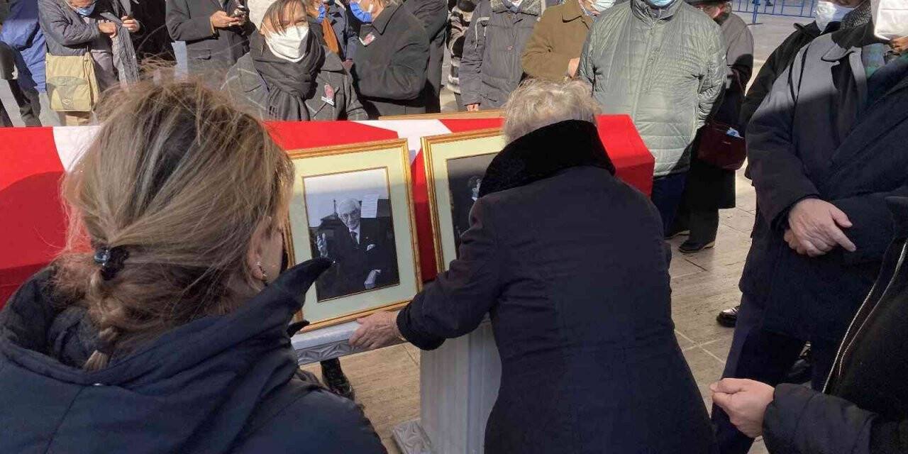 Devlet sanatçısı Prof. Dr. Alaeddin Yavaşca son yolculuğuna uğurlandı