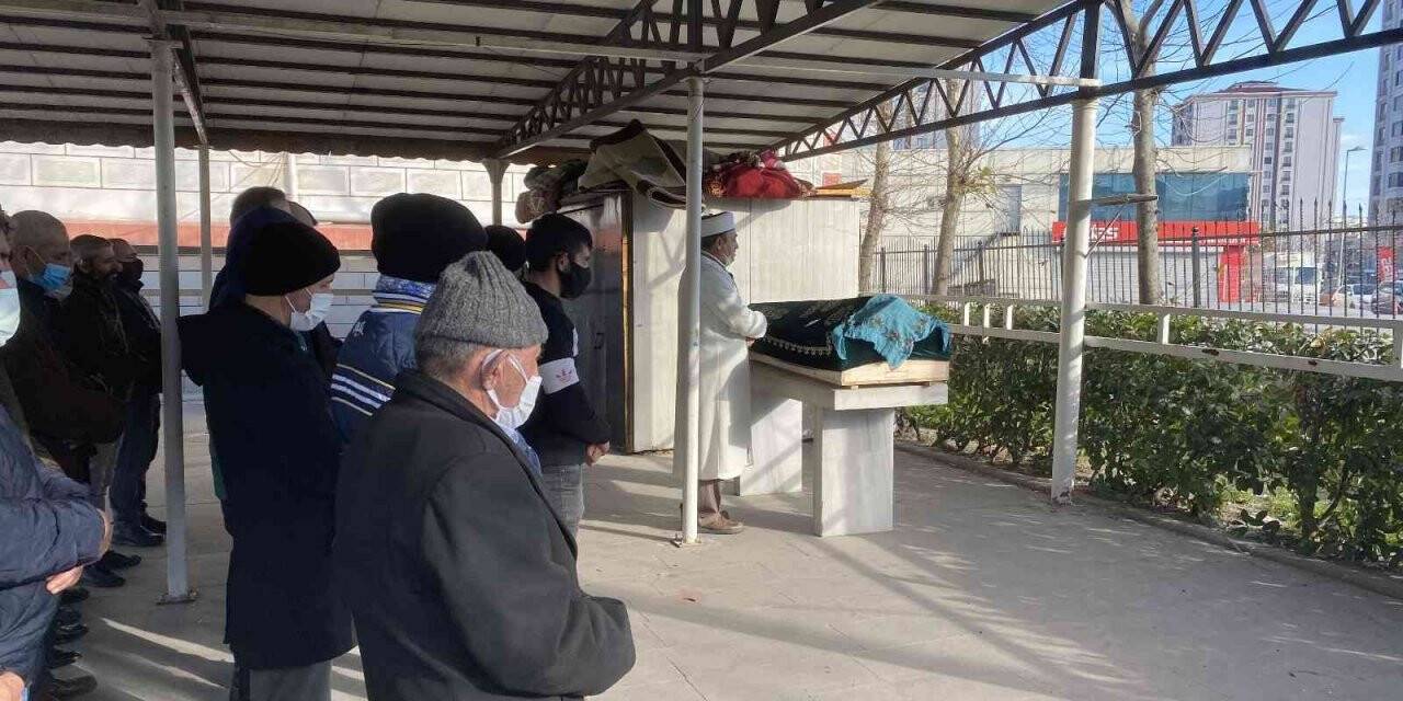 Esenyurt’ta parkta 15 yerinden bıçaklanarak öldürülen kadın son yolculuğuna uğurlandı