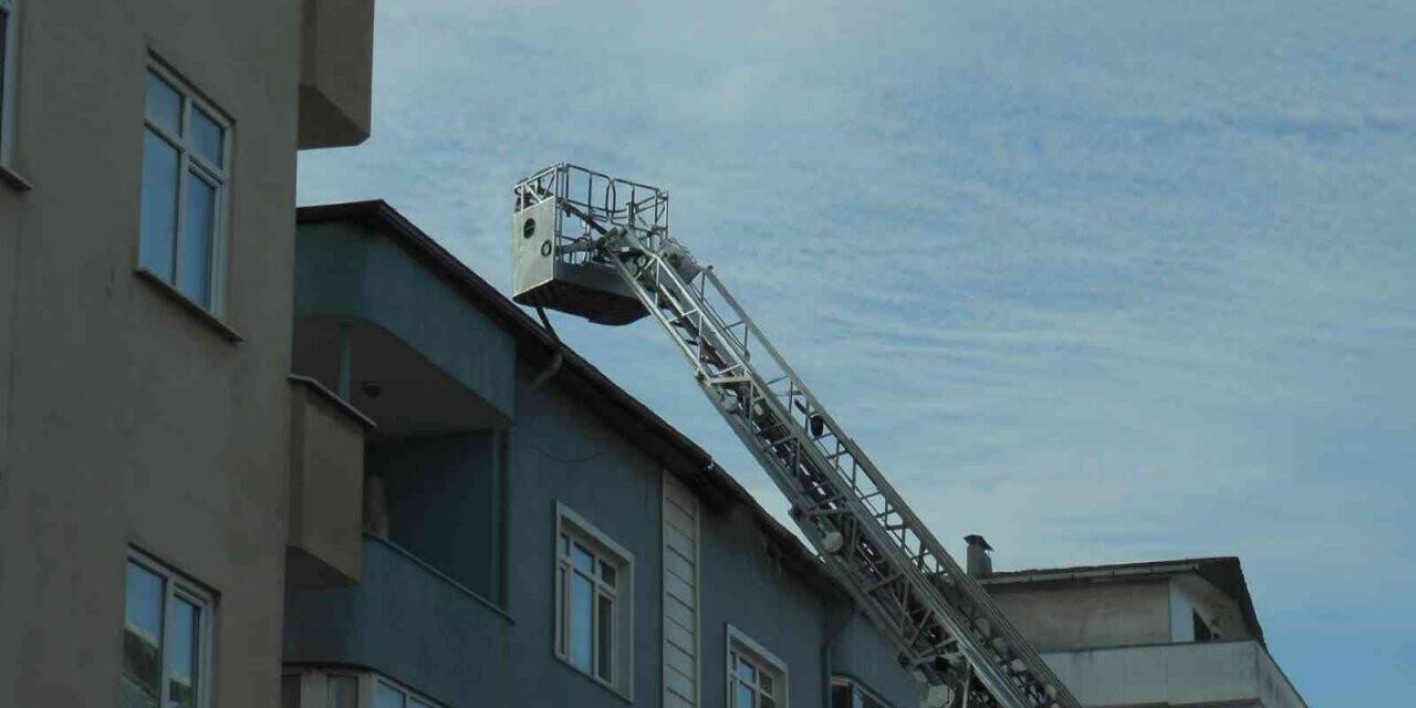 Tuzla’da binanın ahşap çatısı alev alev yandı