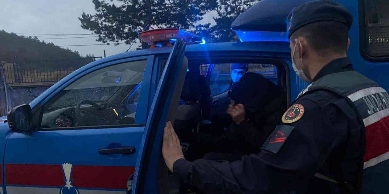 Kendisini kargo görevlisi olarak tanıttı, evine girdiği kadını darp ederek soymaya çalıştı
