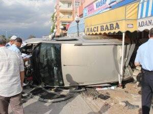 OTOMOBİL İŞ YERİNE ÇARPARAK DURABİLDİ