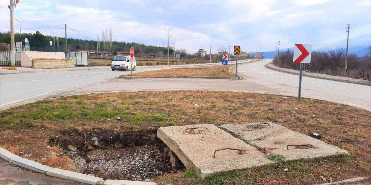 Kavşaktaki çökme, sürücüleri tedirgin ediyor