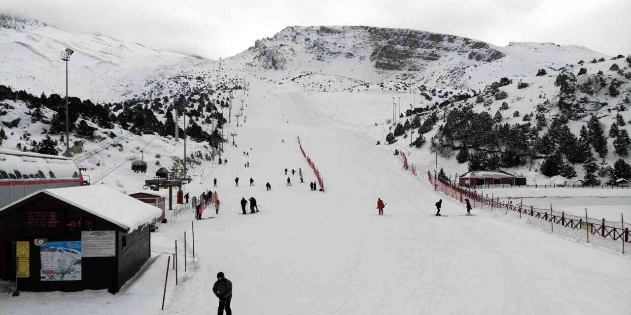 Göl manzaralı Ergan Dağı’nda kayak sezonu başladı