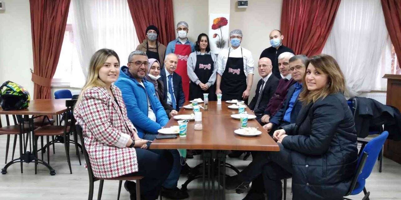 Üniversiteliler, derste yaptığı etli pilavı arkadaşlarına ikram etti