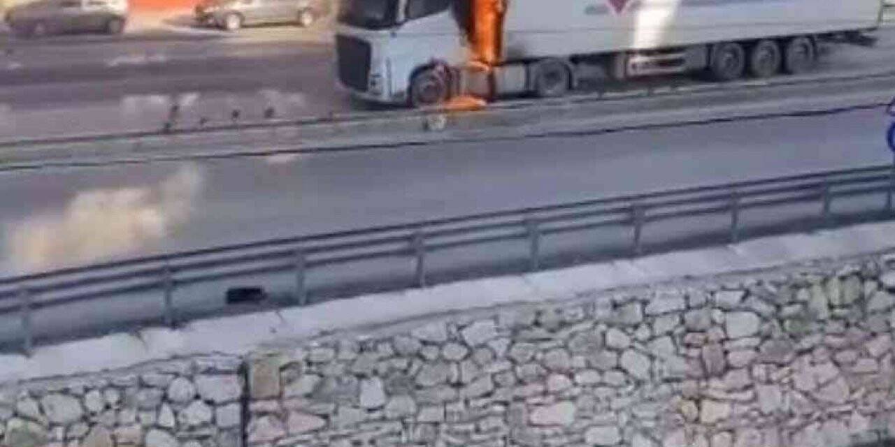 Hatay’da alev alan tır kullanılamaz hale geldi