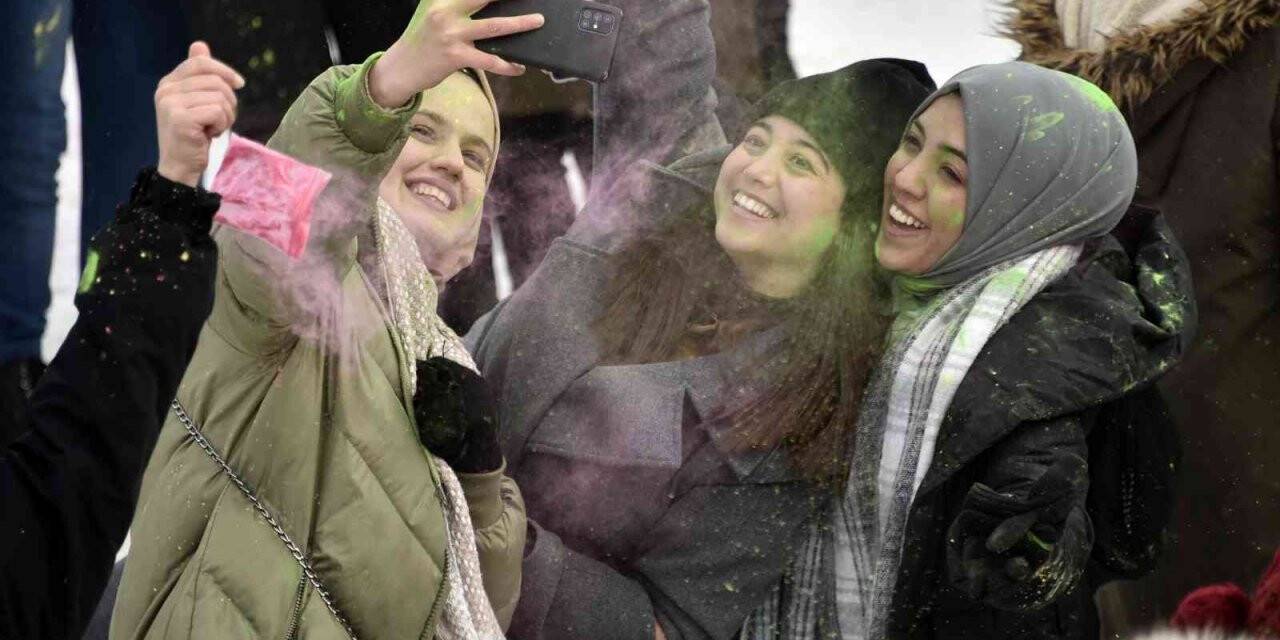 Soğuğa aldırmadan Boya Festivalinde gönüllerince eğlendiler