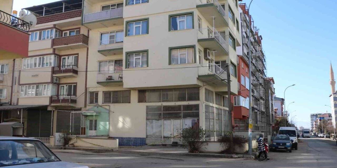 Sandıklı’da ikinci kattan düşen 7 yaşındaki kız çocuğu yaralandı