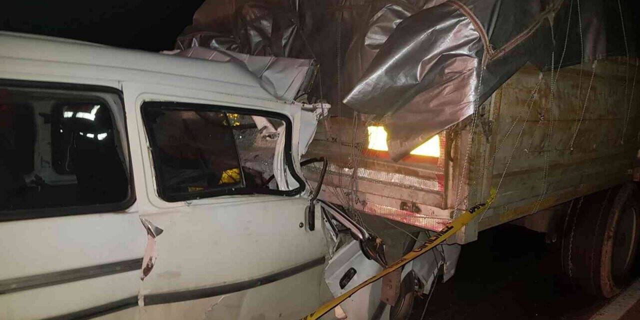 Manisa’da minibüs tıra arkadan çarptı: 2 ölü