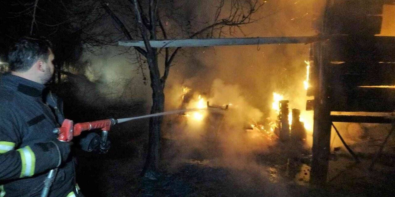 Bağ evi alevlere teslim oldu