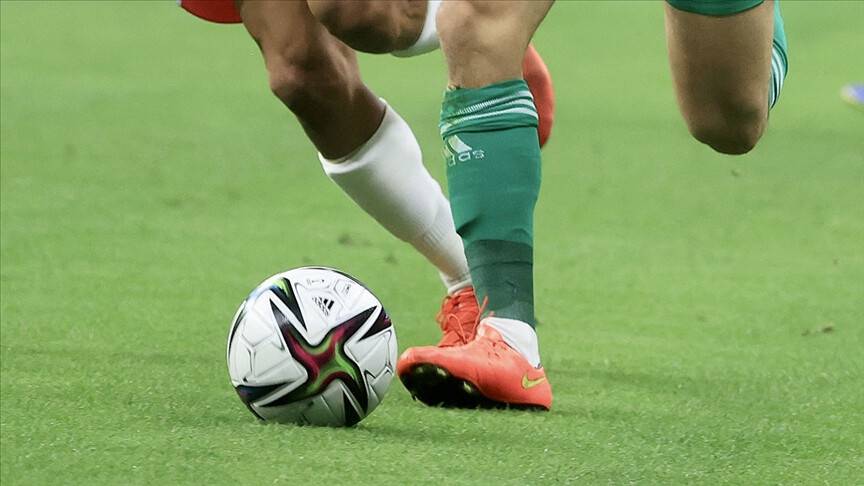 Cezayirli futbolcu Sofiane Lokar, maçta kalp krizi geçirerek hayatını kaybetti