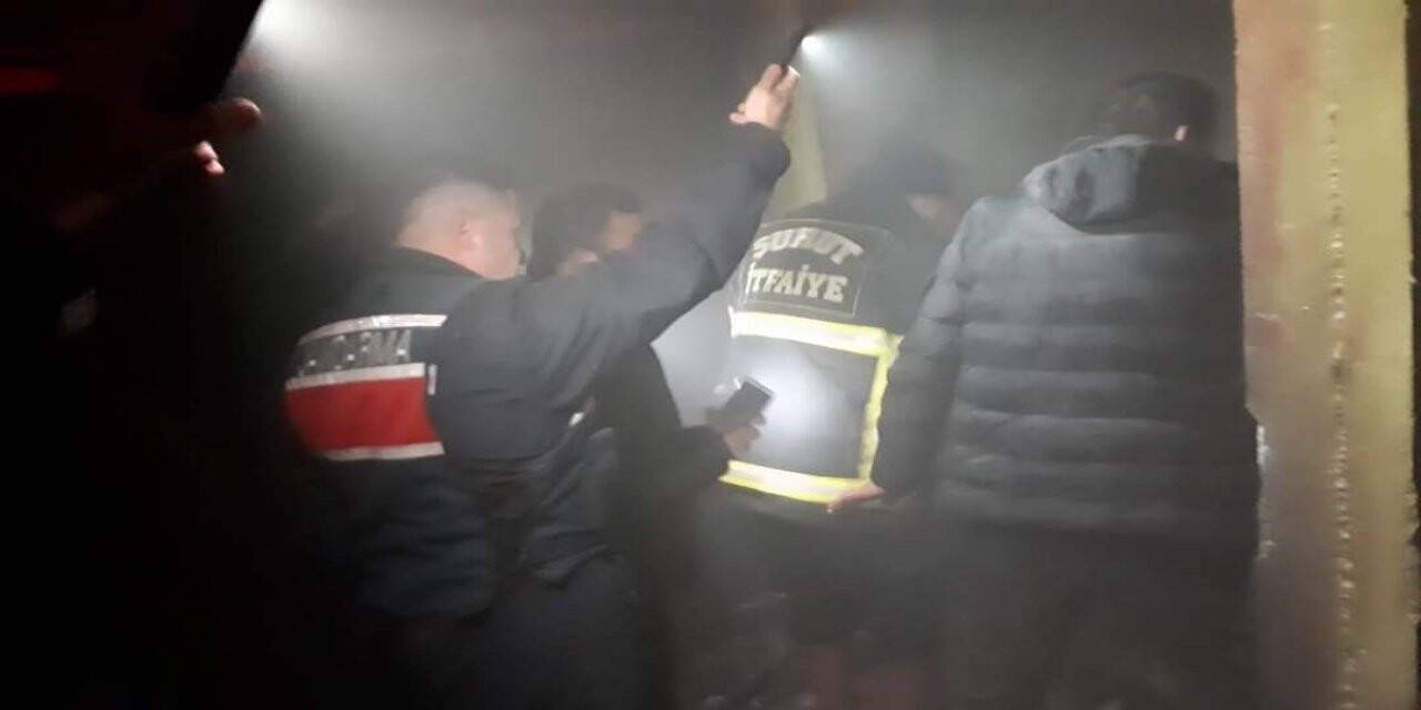 Evin odunluğunda çıkan yangında köylüler seferber oldu
