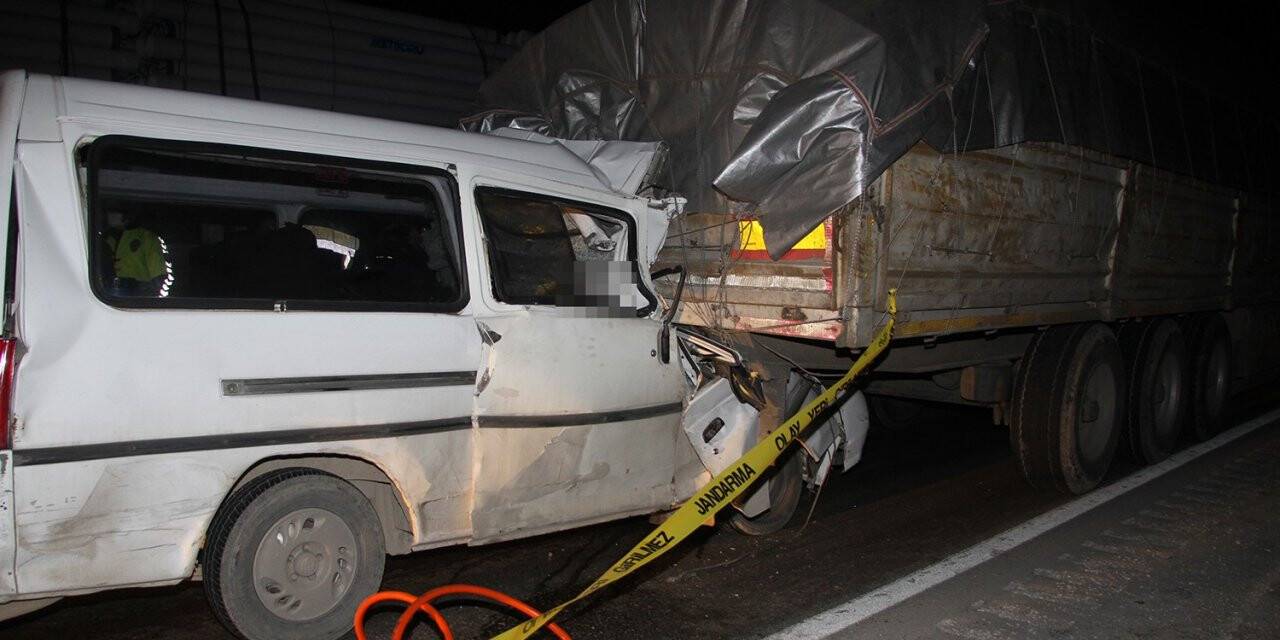 Manisa’da minibüs tıra arkadan çarptı: 2 ölü