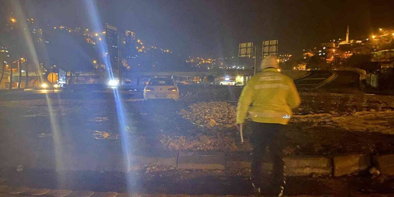 Kontolden çıkan otomobil orta refüje çıktı: 2 yaralı