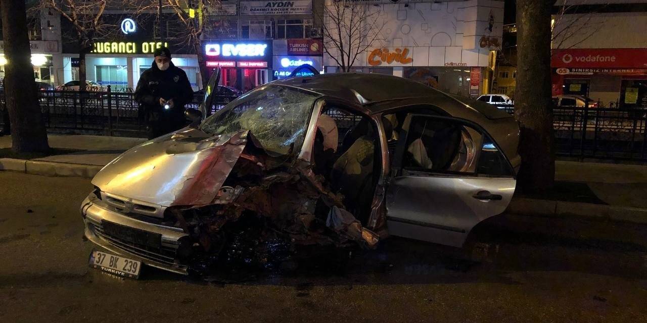 Kontrolden çıkan otomobil, kaldırımdaki ağaca çarptı: 5 yaralı