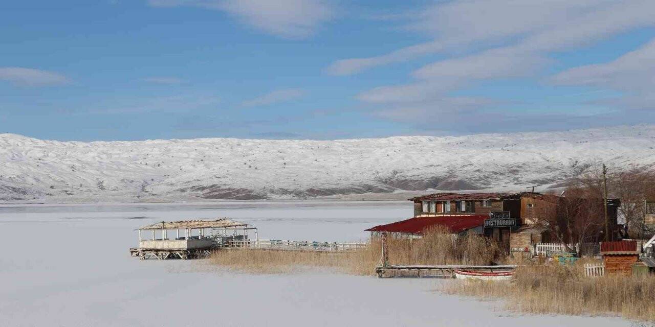 Sivas’ın en büyük gölü de buz tuttu