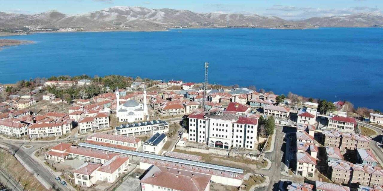 Depremin merkezi Sivrice’deki göl manzaralı TOKİ konutları tamamlandı