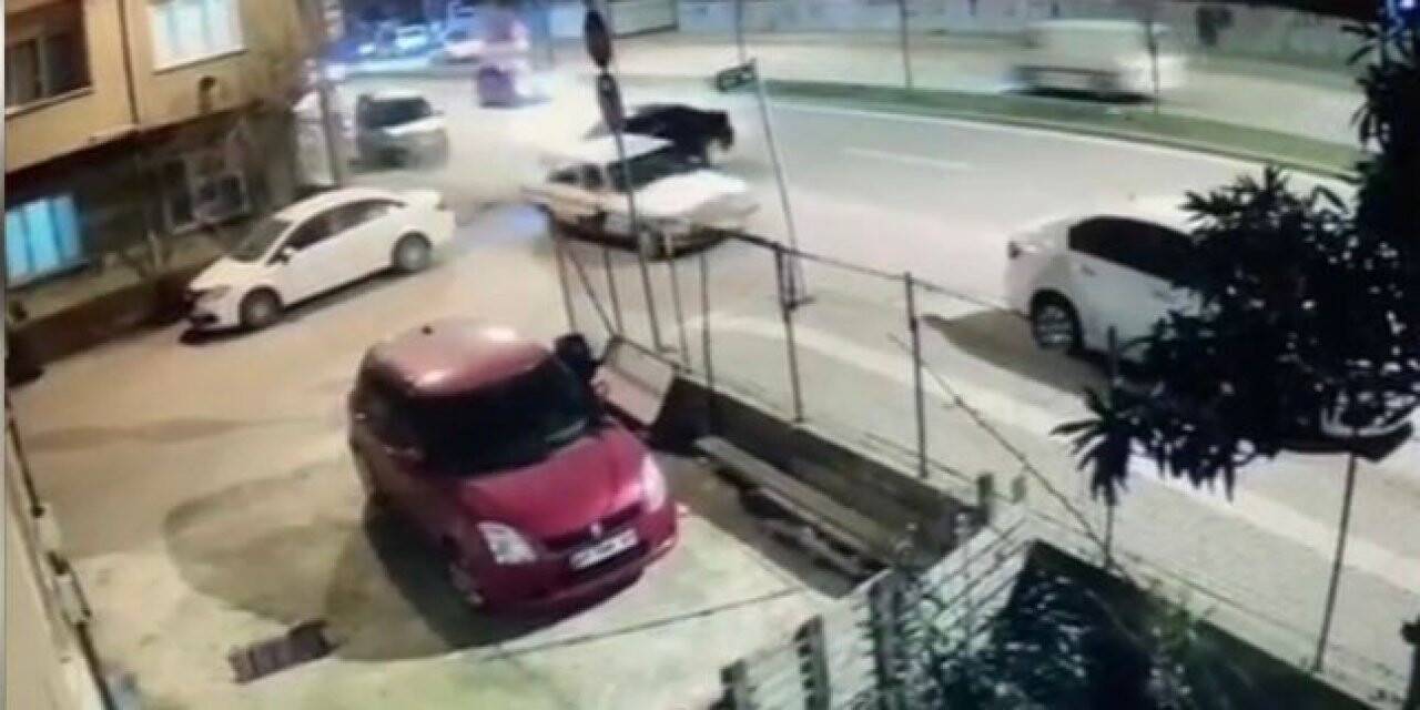 Park halindeki otomobile arkadan çarptı, neye uğradığını şaşırdı